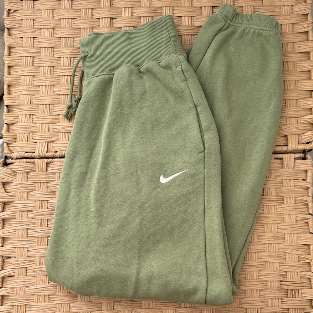 Nike Women’s Green Sweatpants Joggers small wide leg cuffed